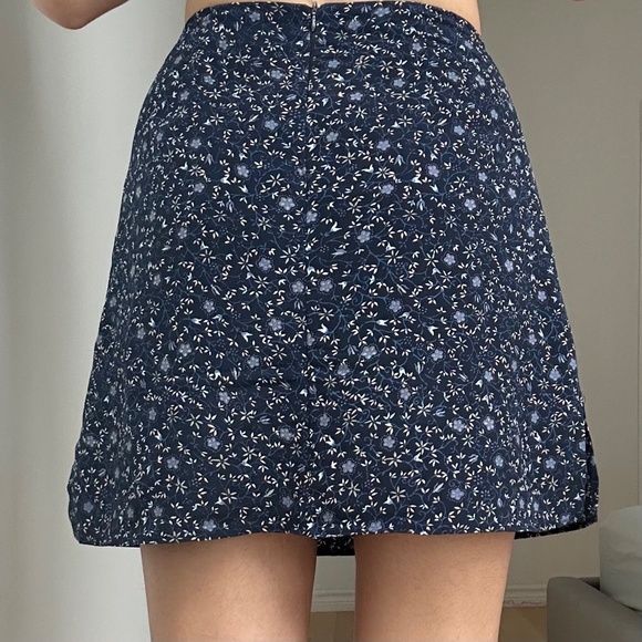 VINTAGE NAVY FLORAL SKIRT WITH BUILT-IN SHORTS - Picture 3 of 6